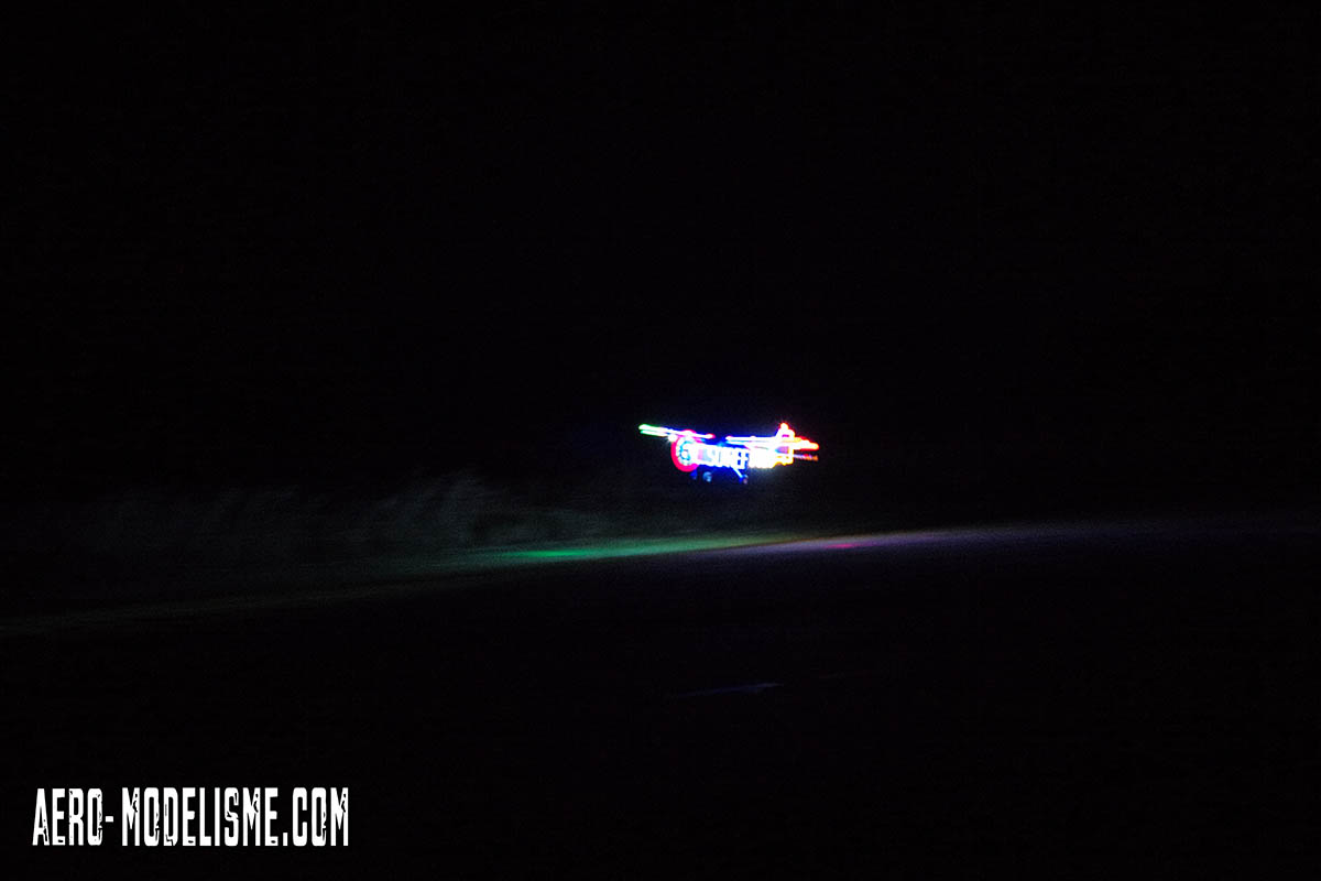 Voltige 3D de nuit avec un avion radiocommandé. Pilote Ludovic Martin, Les Ailes d'Alairac, Carca Modélisme, rencontre interclub Carcassone Club Aéromodélisme Argelès.