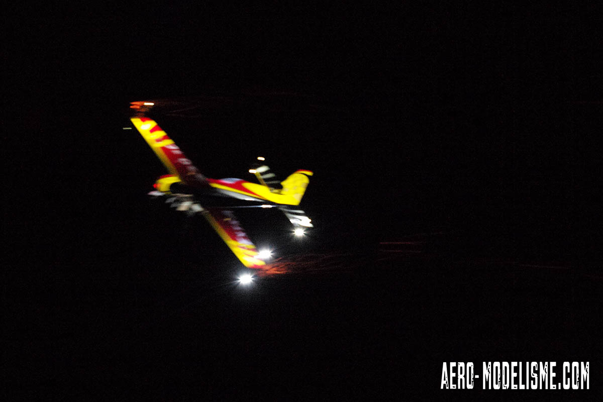 Voltige 3D de nuit avec un avion radiocommandé. Pilote Ludovic Martin, Les Ailes d'Alairac, Carca Modélisme, rencontre interclub Carcassone Club Aéromodélisme Argelès.