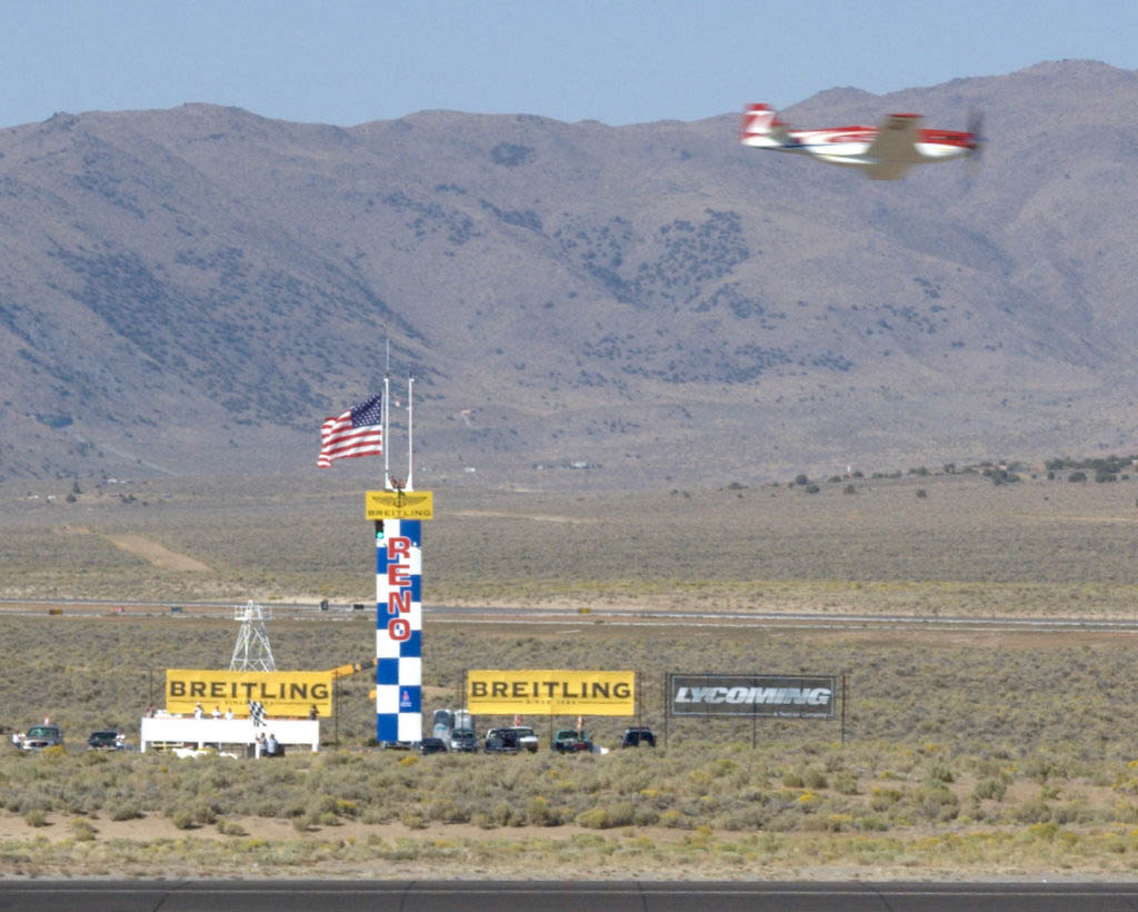 Le Racer Strega coupant la ligne d'arrivé et remportant la Reno Air Races dans la classe Unlimited Gold. Source wikipedia, Jon ShakataGaNa Davis sous licence creative commons.