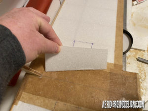Une raclette simple pour étaler efficacement la colle peut êtree réalisé avec une chute de dépron